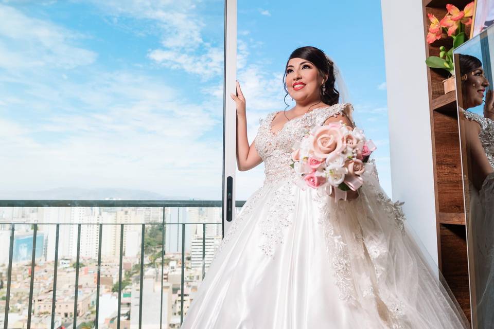 Novia en la ventana con su ramo