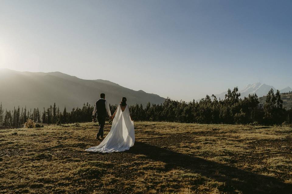 Pareja caminando en el campo