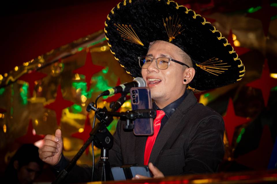 Cantando con sombrero mexicano