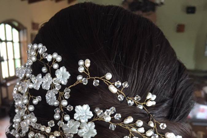 Peinado con tiara, en stock