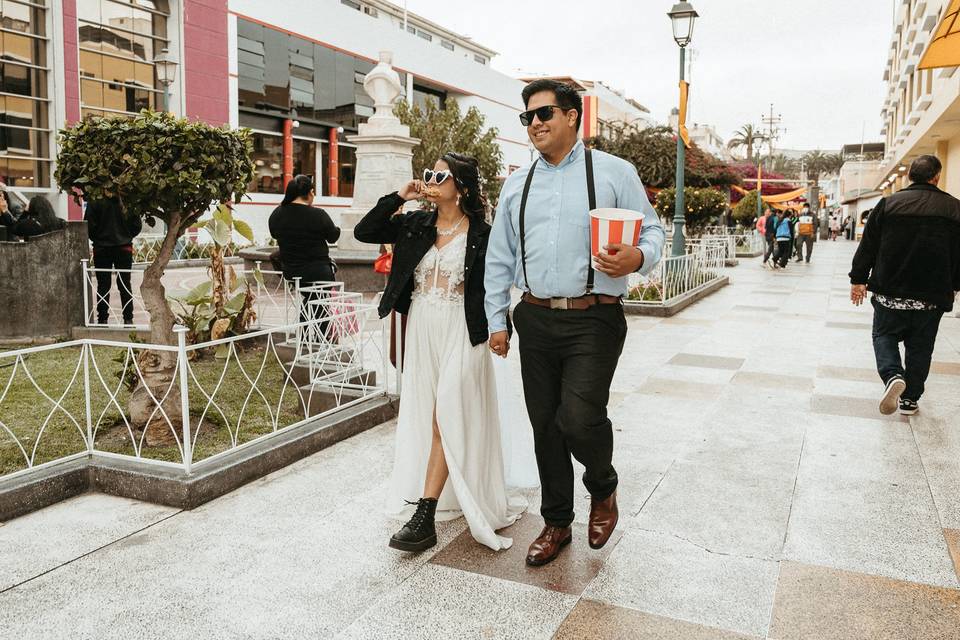 Pareja comiendo alitas de pollo