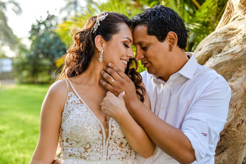 Pareja en jardín