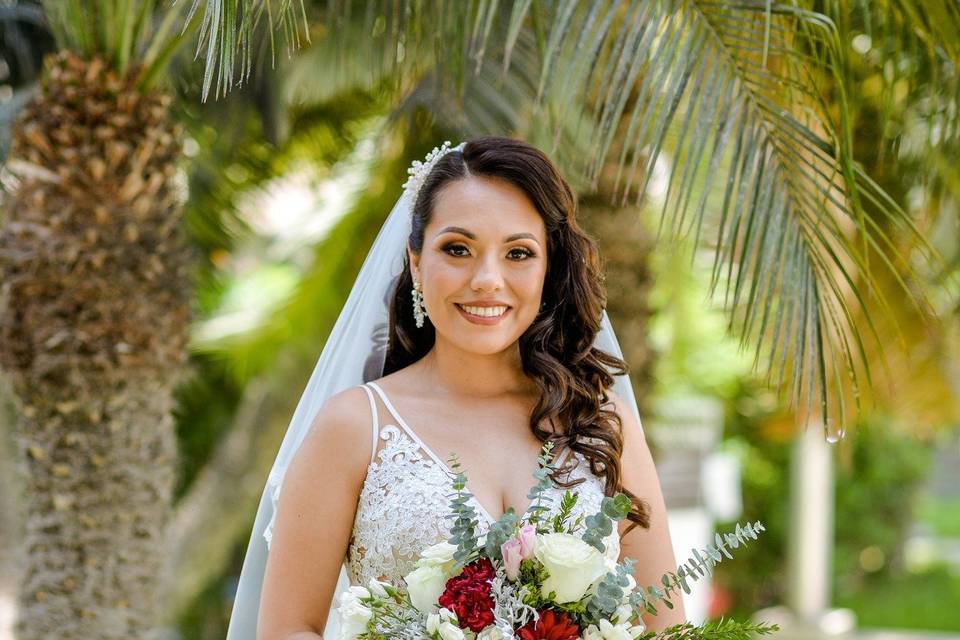 Novia con ramo en el jardín