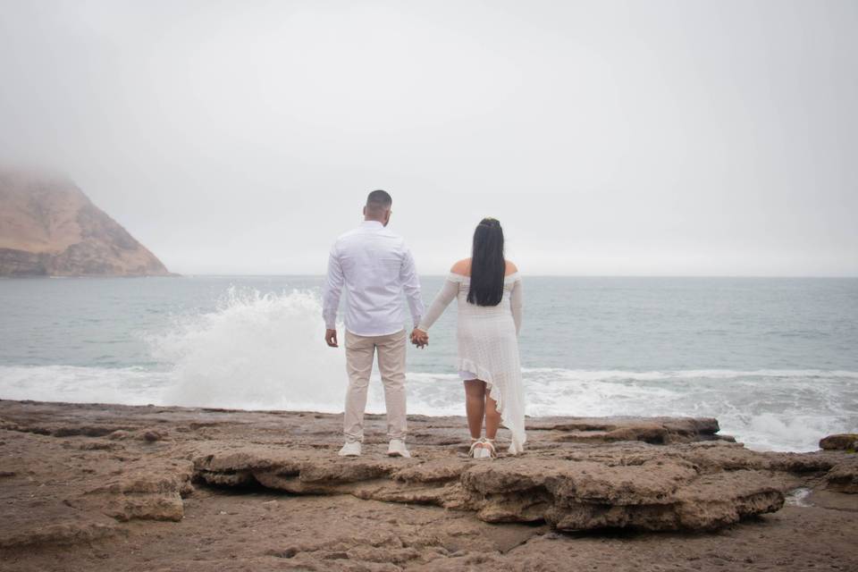 Pareja tomada de la mano en la playa