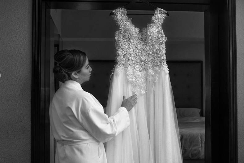 Novia tocando su vestido colgado