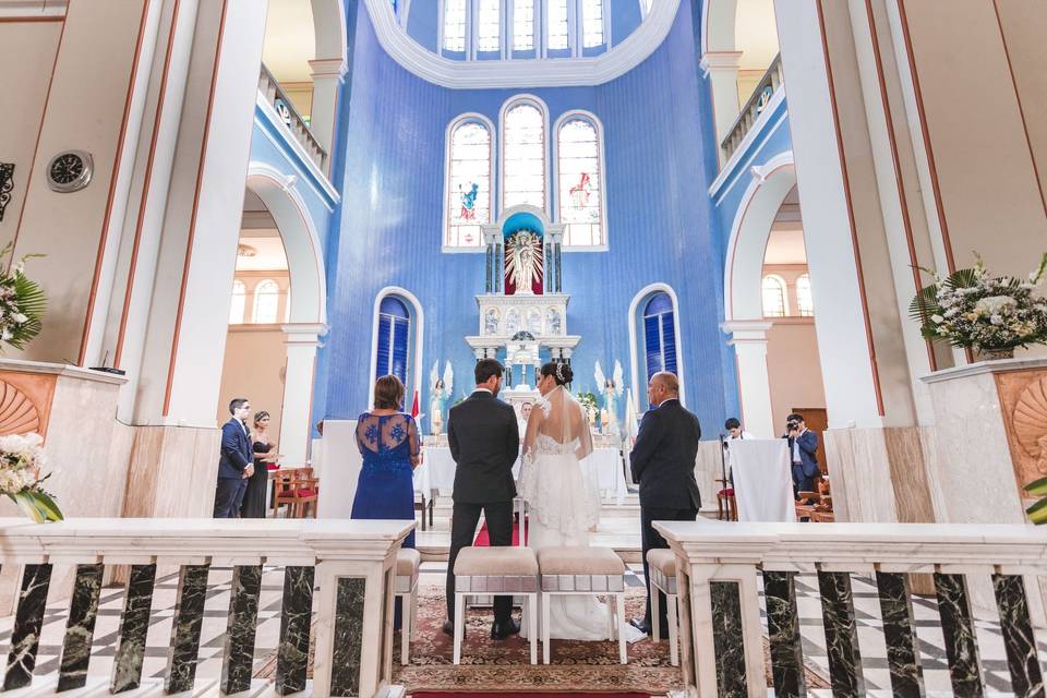 Novios en la iglesia