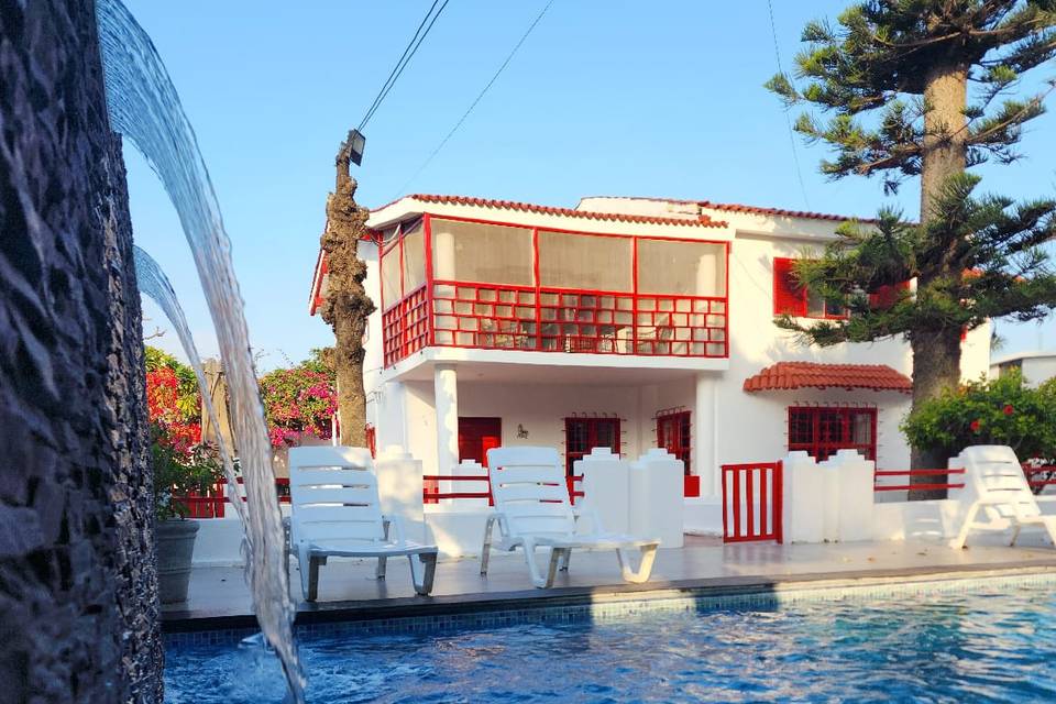 Piscina con cataratas y luces