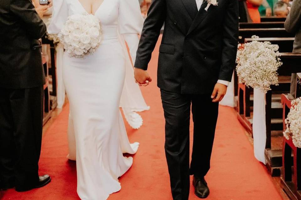 Novios caminando de la mano en la iglesia