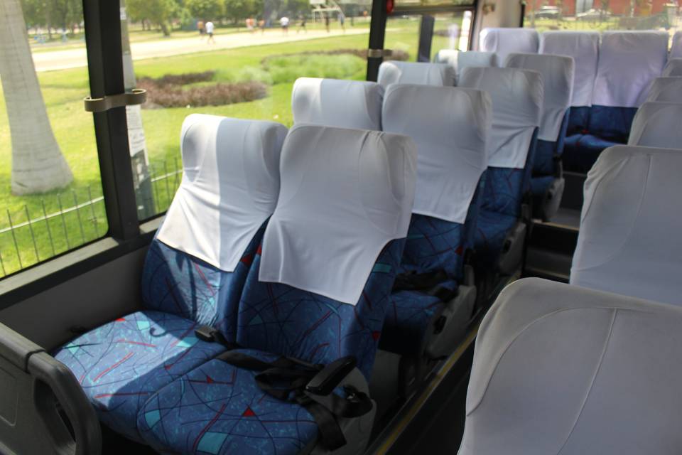 30 asientos cómodos en minibús