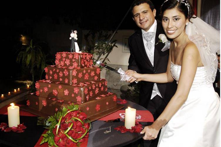 Los novios cortan la torta