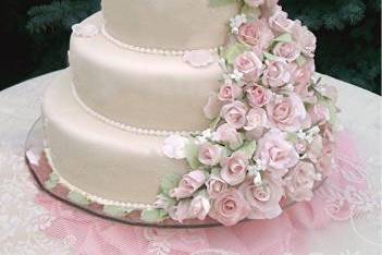 Linda torta en cascada de rosas
