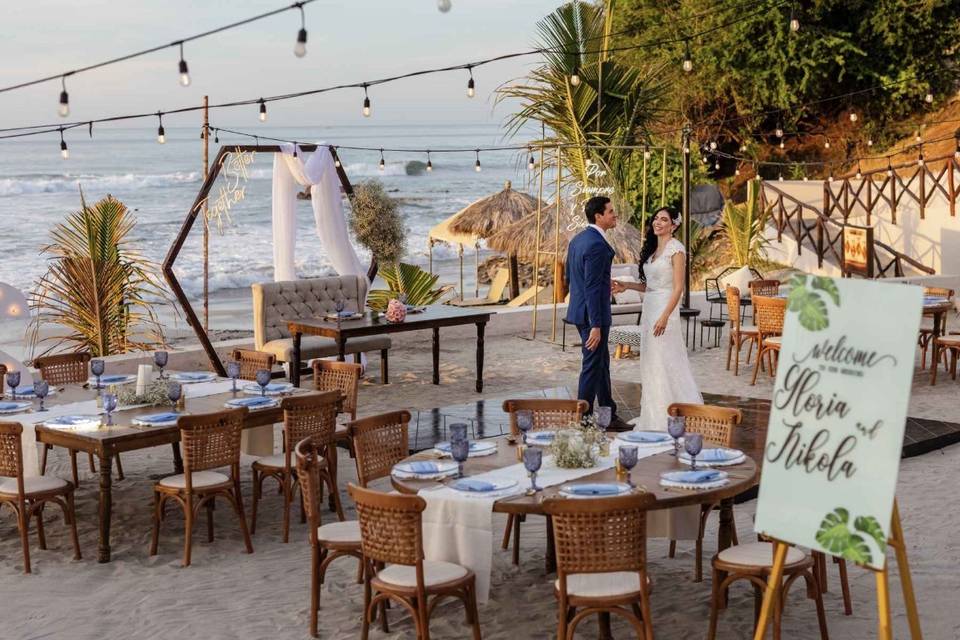 Novios en su banquete en la playa