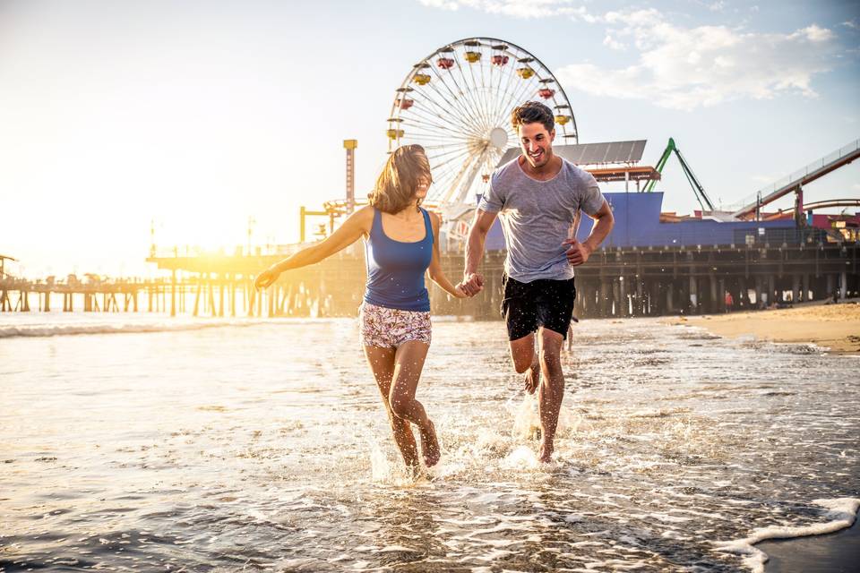 Pareja corriendo sobre la playa