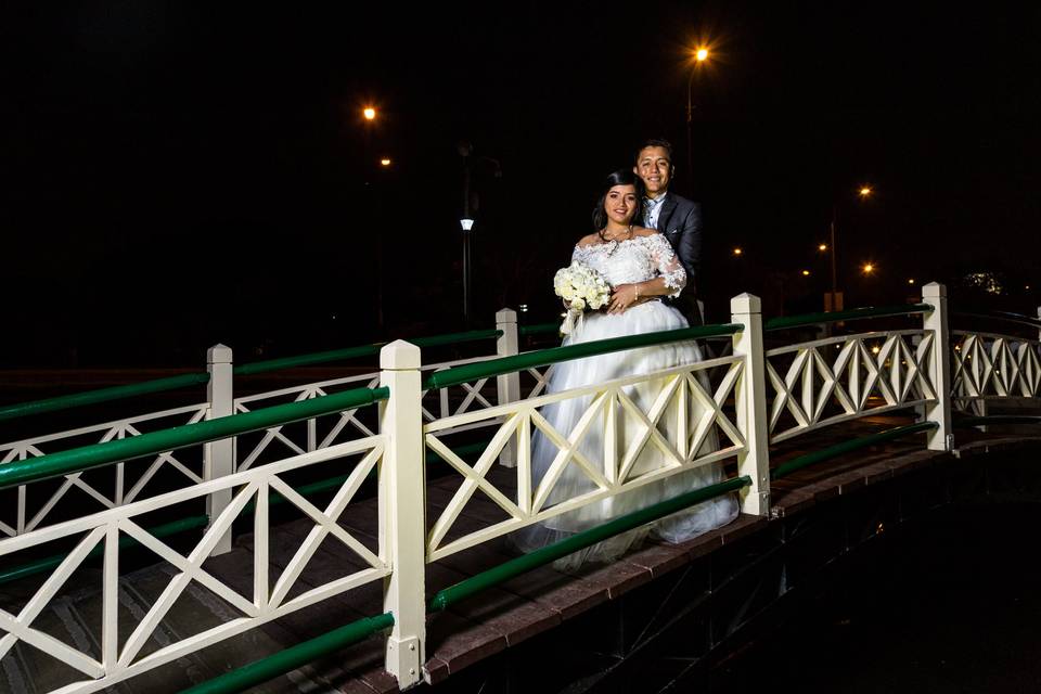 Novios en un puente de noche