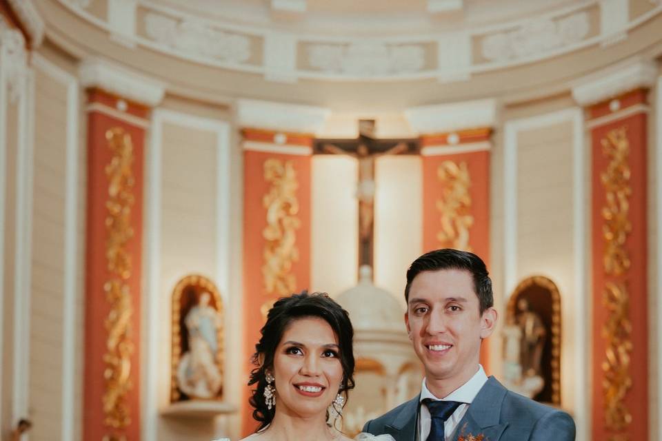 Pareja en la iglesia