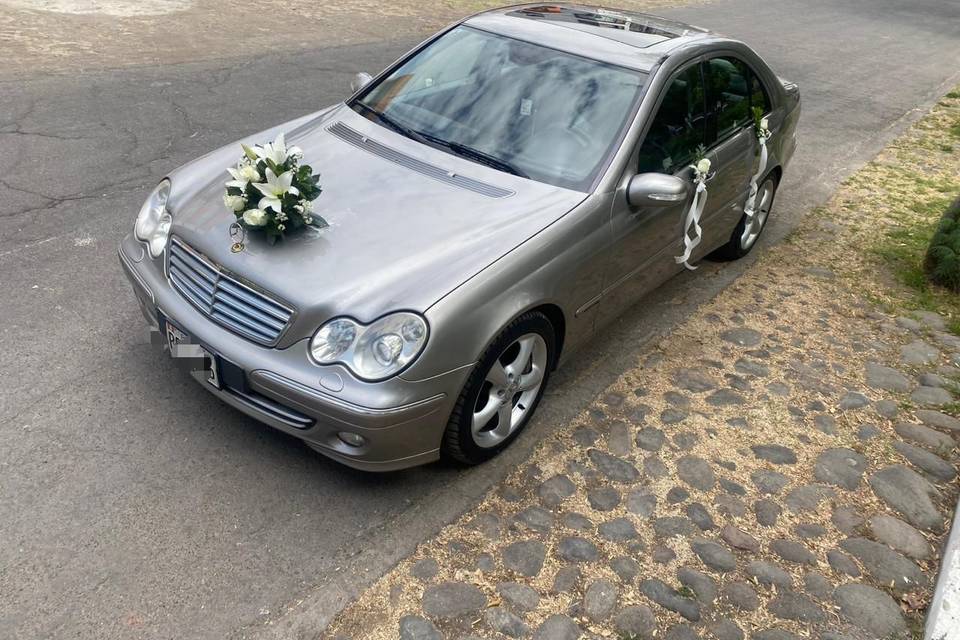 Mercedes Benz decorado con flores