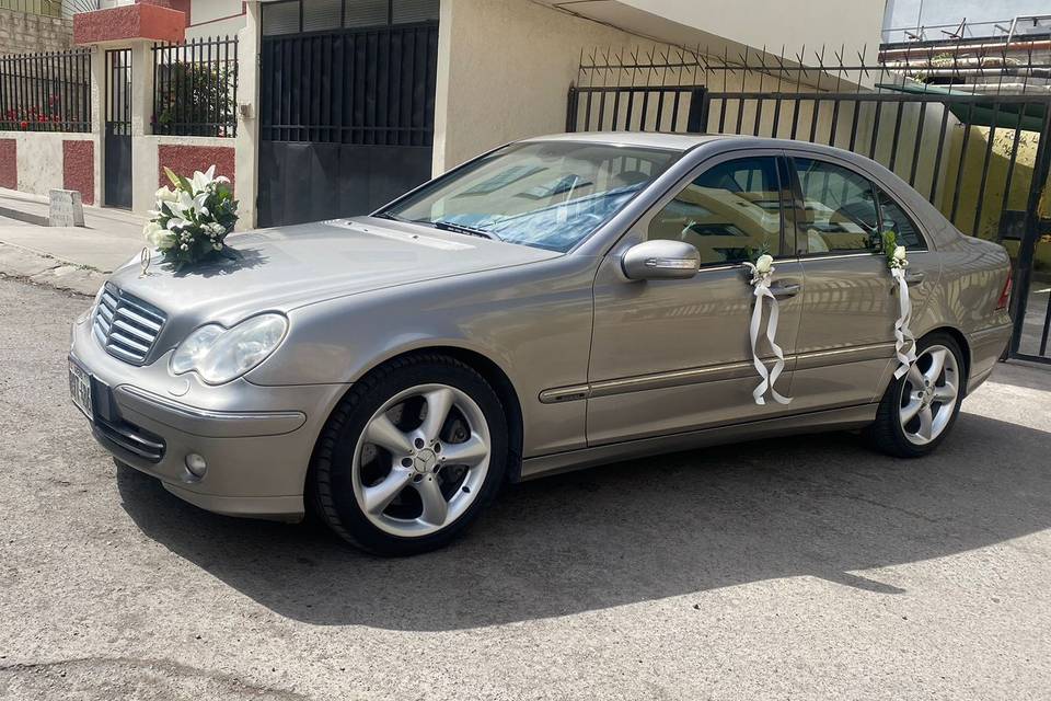 Auto de perfil con decoración de boda