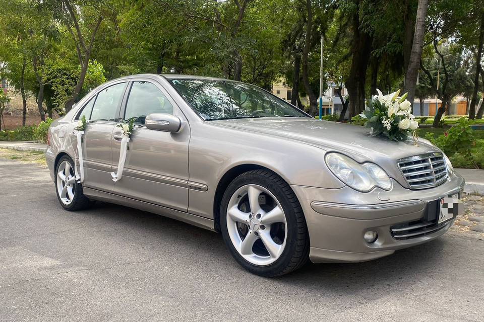 Mercedes Benz gris con flores