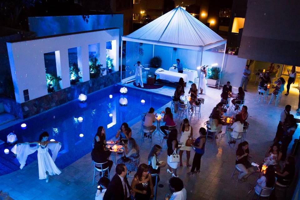 Cocktail en terraza piscina