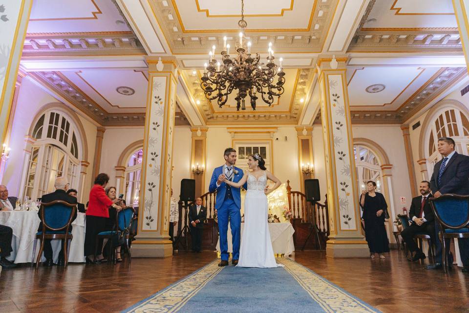 Novios bailando su primer vals de casados