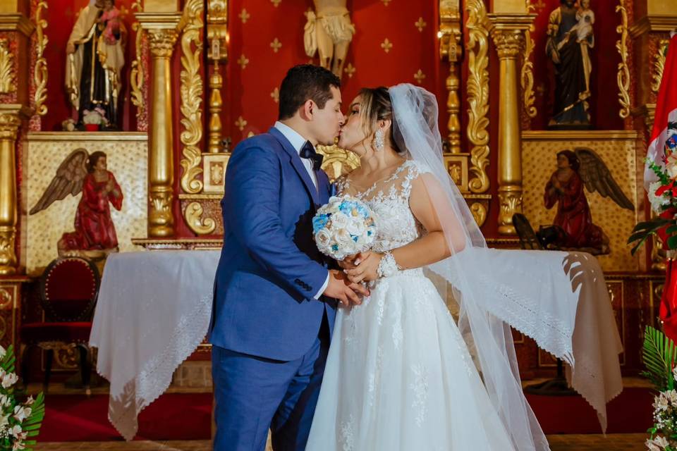 Novios besándose en el templo