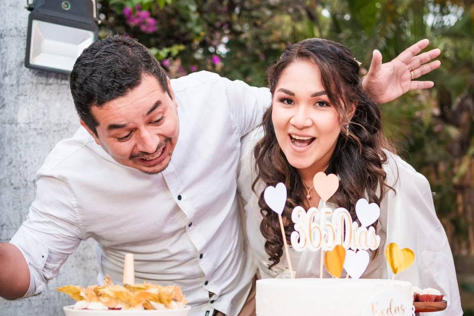 Novios con su pastel y postres de bodas