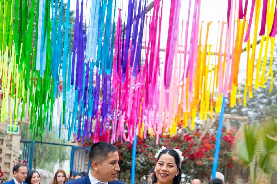 Novios caminando por el patio