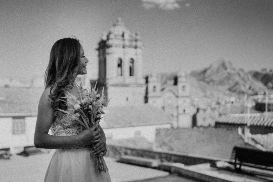 Novia posando en una terraza