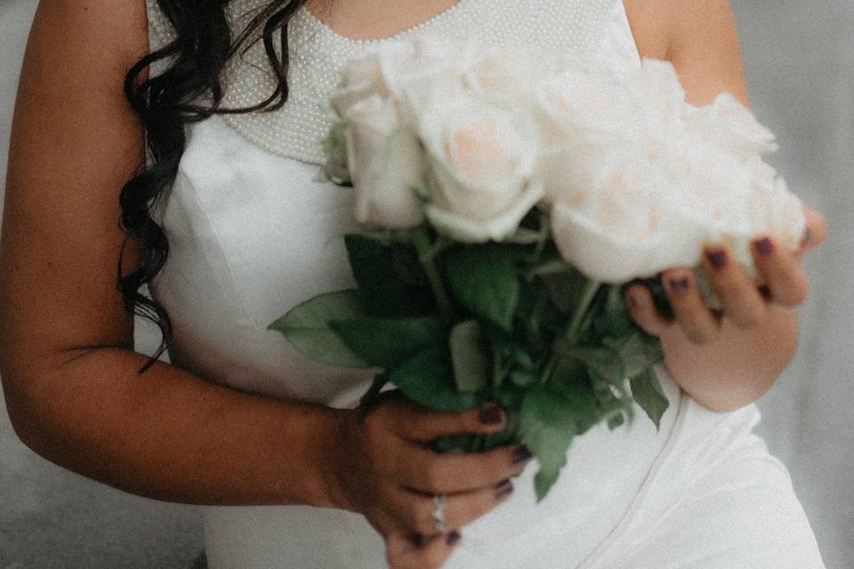 Novia con su ramo de rosas blancas