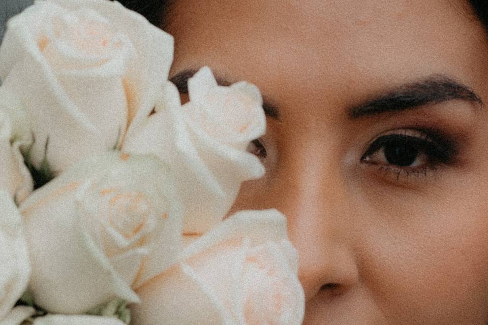 Novia con su ramo de rosas