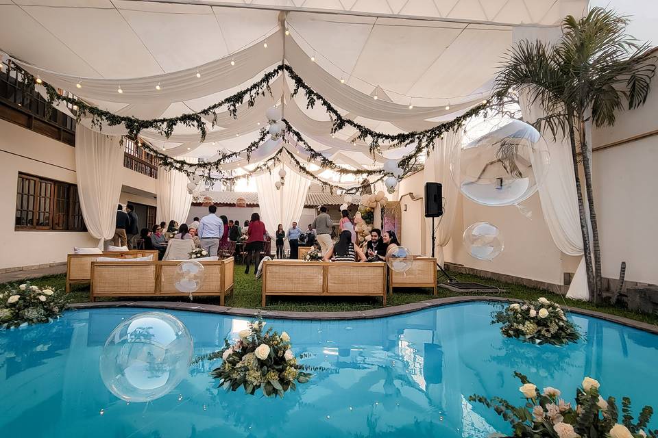 Piscina decorada con flores