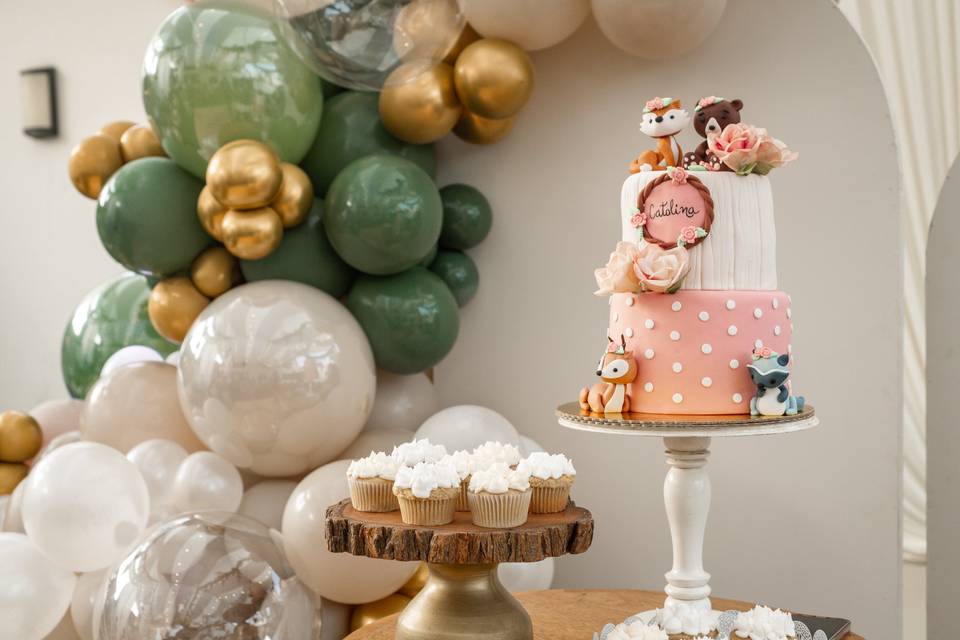 Pastel de dos pisos y decoración con globos