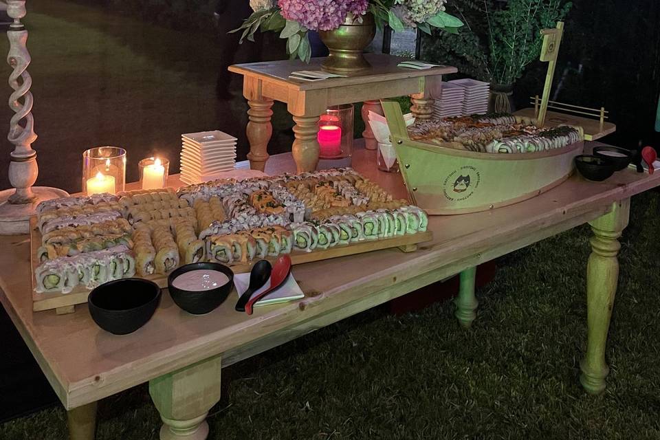 Sushi en mesa para eventos