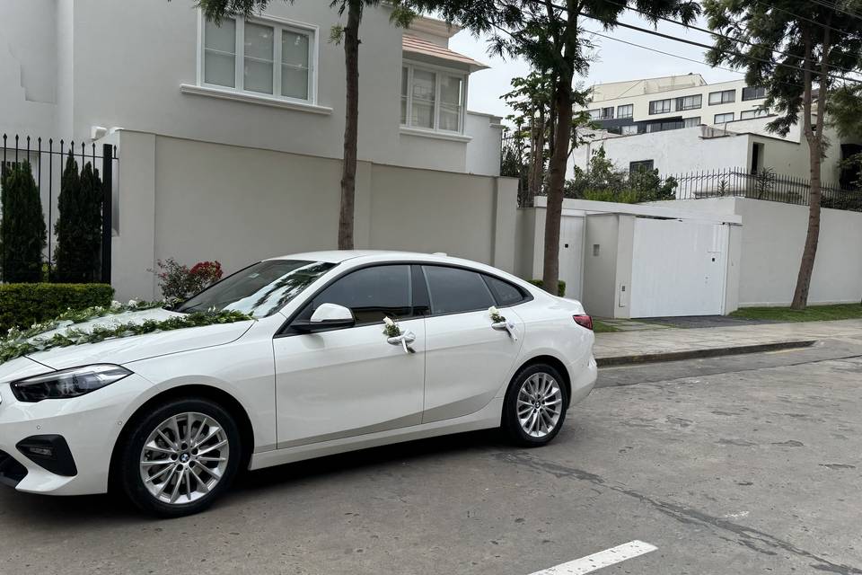 Auto blanco con flores en las puertas