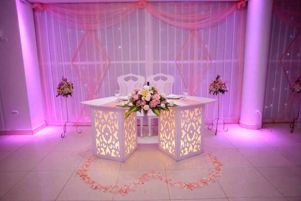 Mesa de novios iluminada