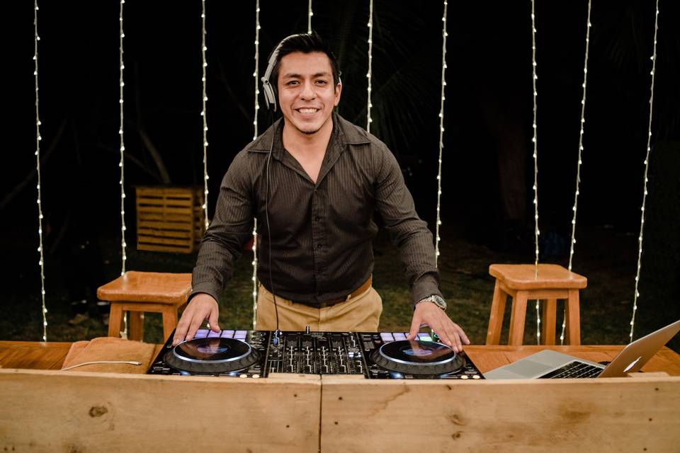 DJ Luis Zegarra