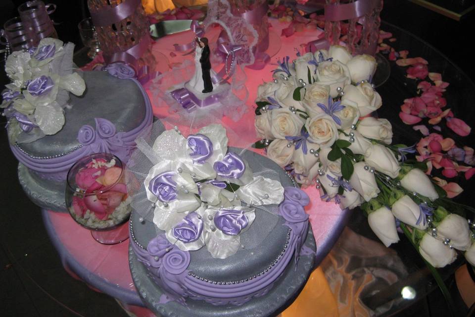 Torta y bouquet de novia