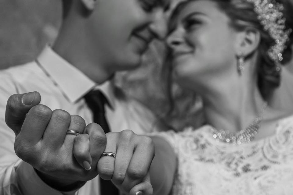 Novios enseñando sus anillos