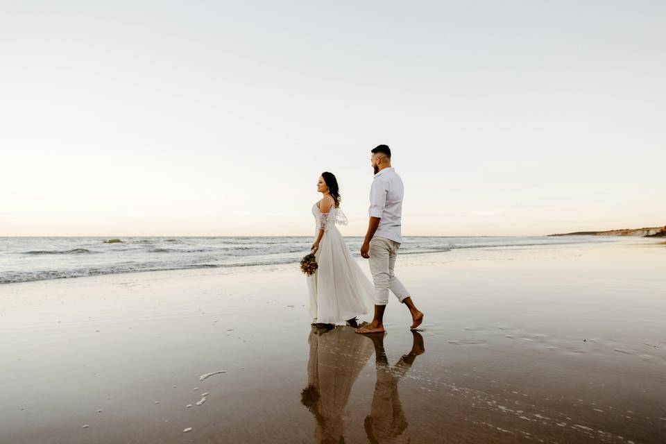 Pareja caminando en la playa