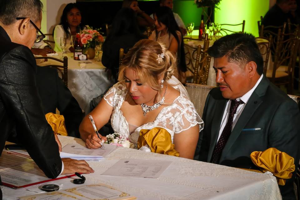 Novia firmando