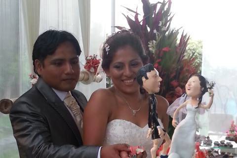 Los novios con su torta