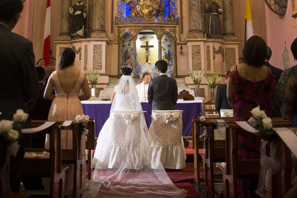 Novios en el altar