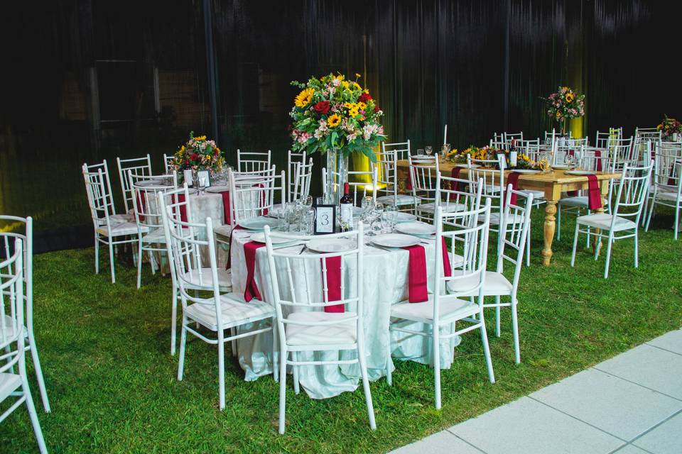 Mesa con sillas blancas