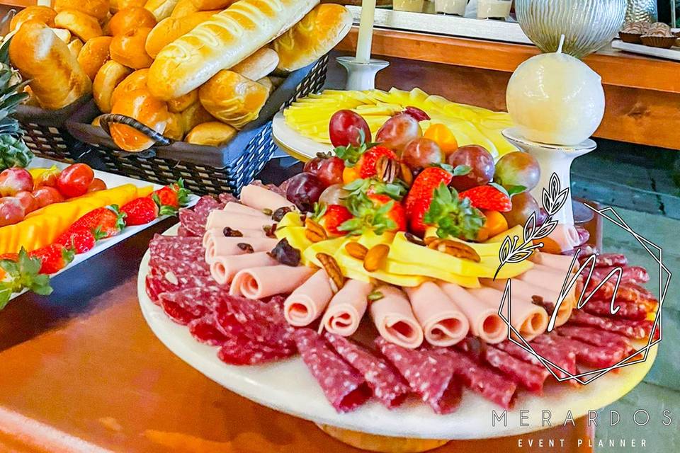 Mesa mixta (quesos y dulces)