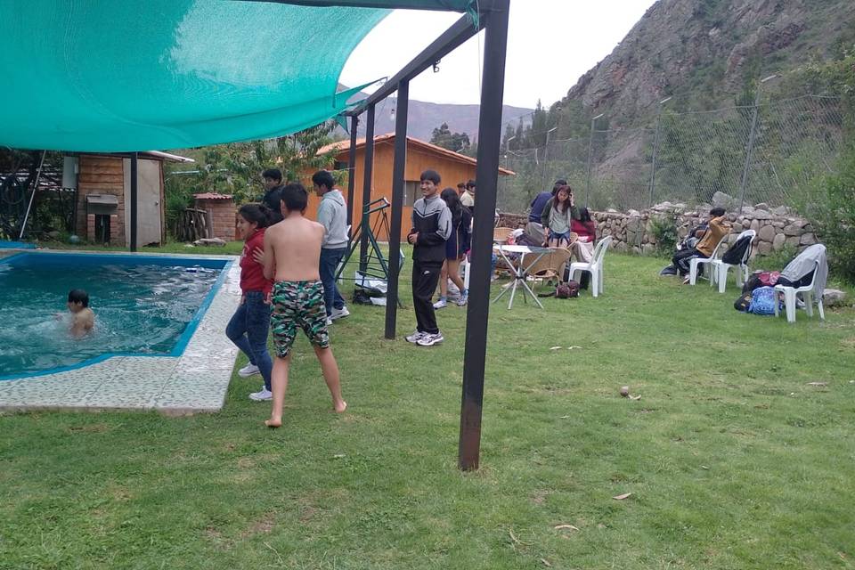Piscina y jardines superiores