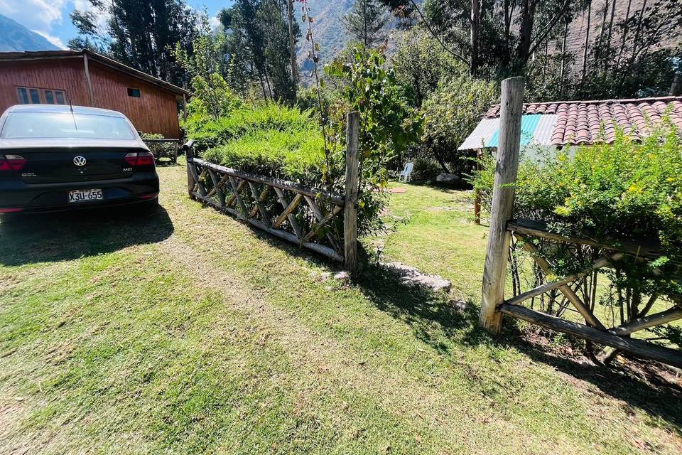 Entrada y estacionamiento