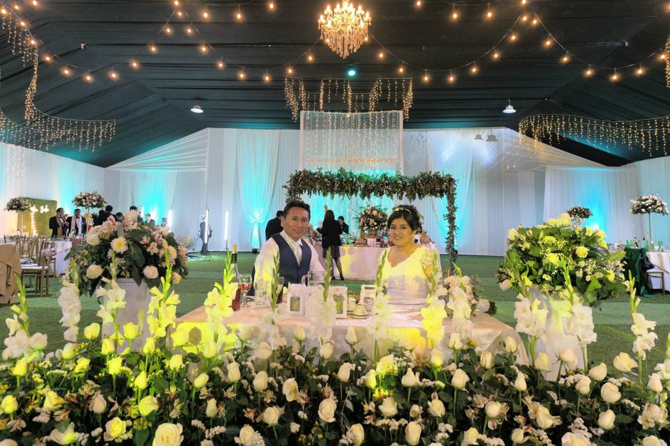 Mesa principal ara los novios