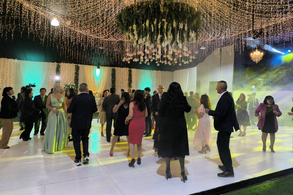 Invitados bailando en la pista y luces colgando