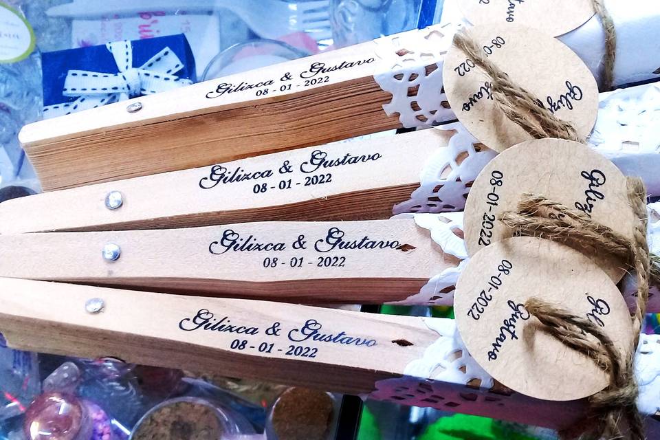 Abanico de madera con impresio