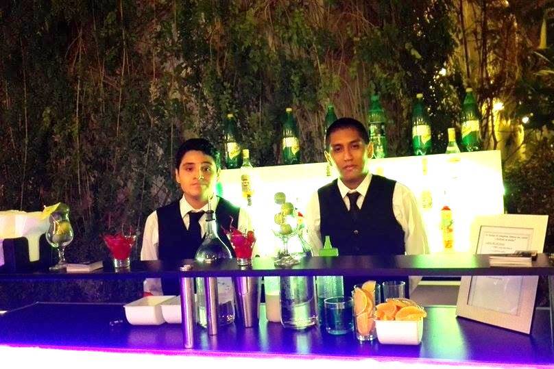 Bartenders uniformados